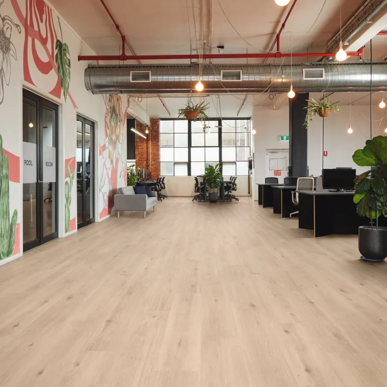 LooseLay Pure Danish Oak LLP357 plankar á skrifstofu