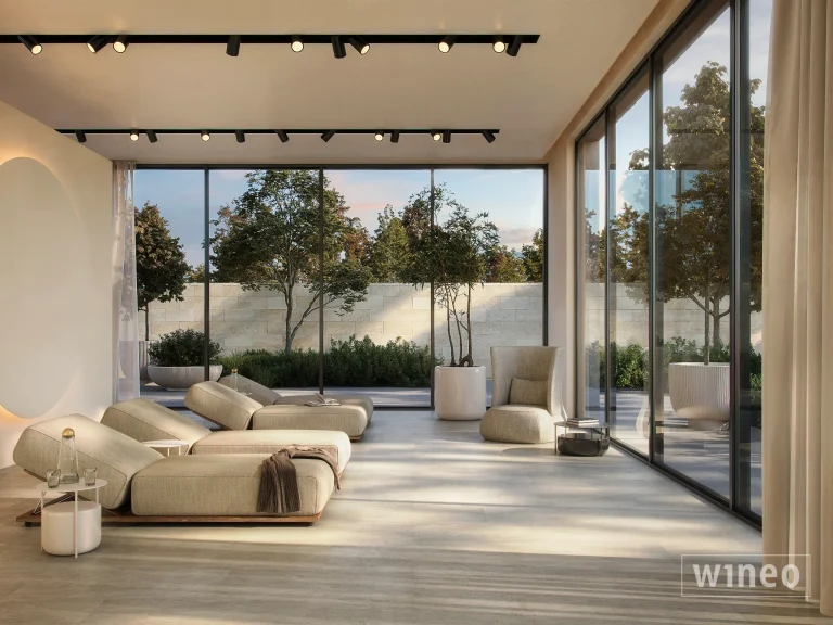 Wineo Purline 1500 Serene Marble Light í setustofu með stórum gluggum