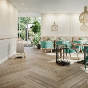 Raumbild-PL15008WL-Newport-Oak-Natural-QF Wineo Purline 1500 Newport Oak Natural í kaffihúsi
