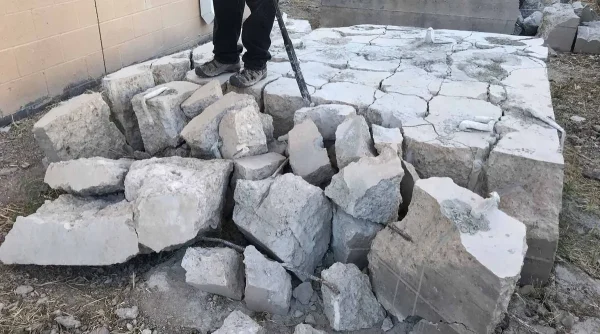 Steypuplata brotin í hluta með Dynacem sprengisteypu