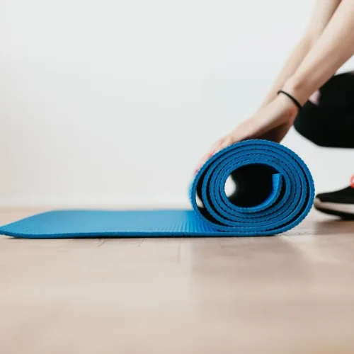 Jógadýna rúlluð upp á Grabo Gymfit 60 íþróttagólfi