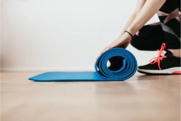 Jógadýna rúlluð upp á Grabo Gymfit 60 íþróttagólfi