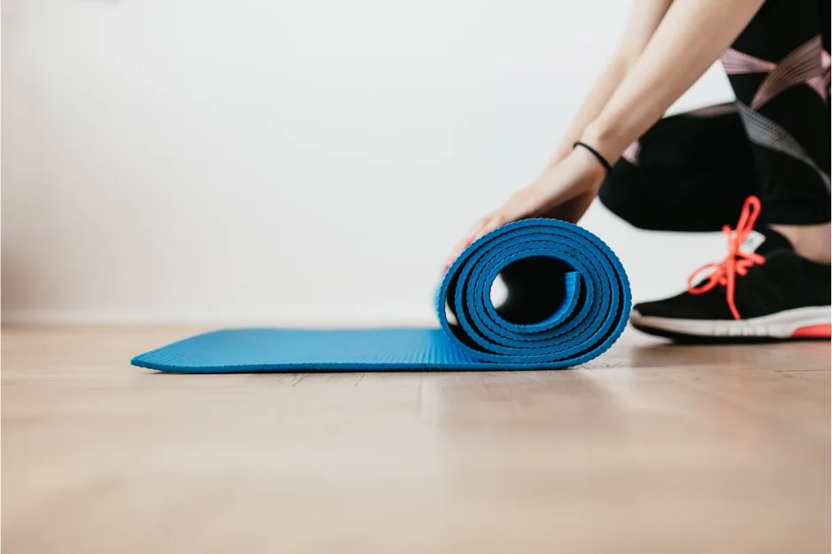 Jógadýna rúlluð upp á Grabo Gymfit 60 íþróttagólfi